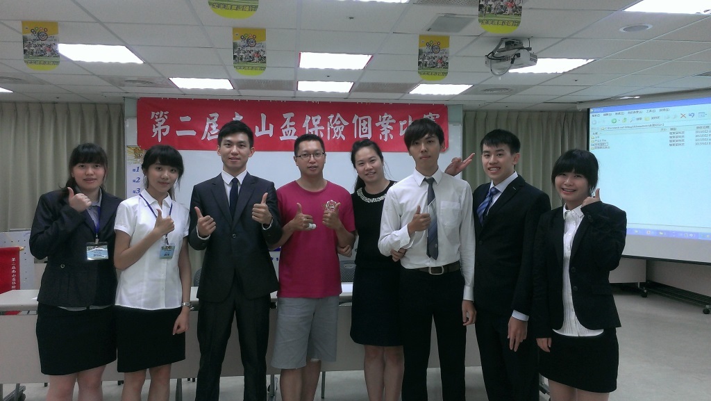 柯博譯(左三)大二時參與南山人壽保險個案競賽(另開新視窗/jpg檔)圖片