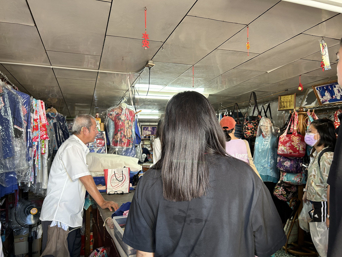 「錦興行藍衫店」店主謝國耀講述藍衫的歷史及文化意涵(另開新視窗/jpg檔)圖片