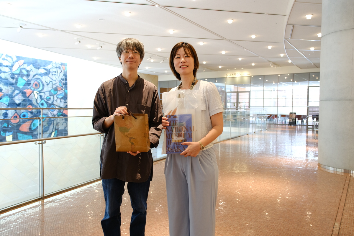 西灣學院趙可卿助理教授(右)與國立國際美術館主任研究員Takashi Fukumoto先生(另開新視窗/jpg檔)圖片