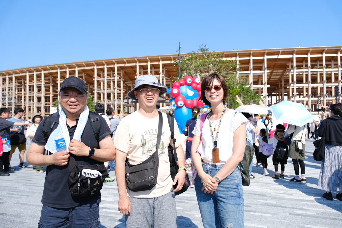 踏查團隊教師於萬博展區合影,左起夏晧清助理教授、楊政融副教授、趙可卿助理教授(另開新視窗/jpg檔)圖片
