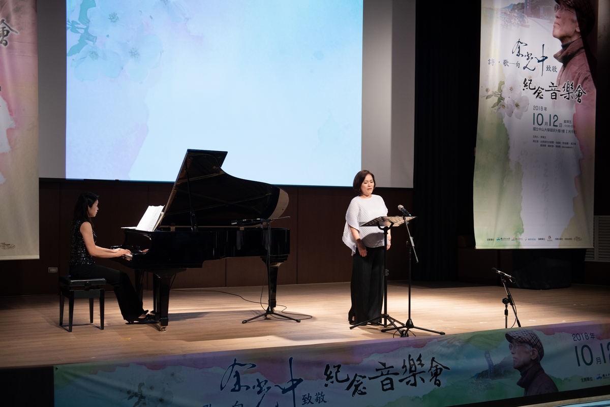 女高音為中山大學音樂系助理教授黎蓉櫻，中山大學音樂系助理教授楊妮蓉鋼琴演奏(另開新視窗/jpg檔)圖片