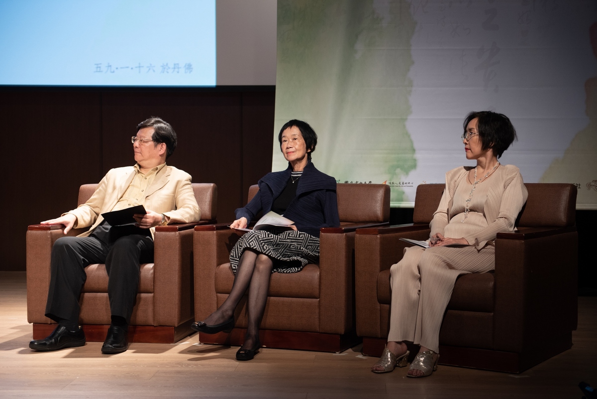 左起中央大學文學院院長李瑞騰、國立成功大學中文系教授翁文嫻、余光中三女兒余佩珊(另開新視窗/jpg檔)圖片