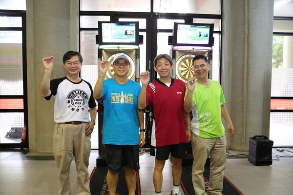 師生飛鏢友誼賽，校長組拿下亞軍。左起中正大學學務長鄭瑞隆、中山大學校長鄭英耀、成功大學副校長黃正弘及中興大學學務長蘇武昌。(另開新視窗/jpg檔)圖片