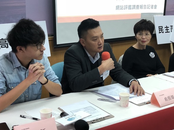 政治大學政治系教授俞振華指出地方議會與議員的區別。(另開新視窗/jpg檔)