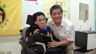 肌萎症患者董庭吉（左）獲中山大學博士學位。記者徐如宜／攝影(另開新視窗/jpg檔)圖片