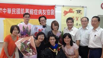 肌萎症患者董庭吉（前中）獲中山大學博士學位，感謝曾協助他的貴人們。記者徐如宜／攝影(另開新視窗/jpg檔)圖片