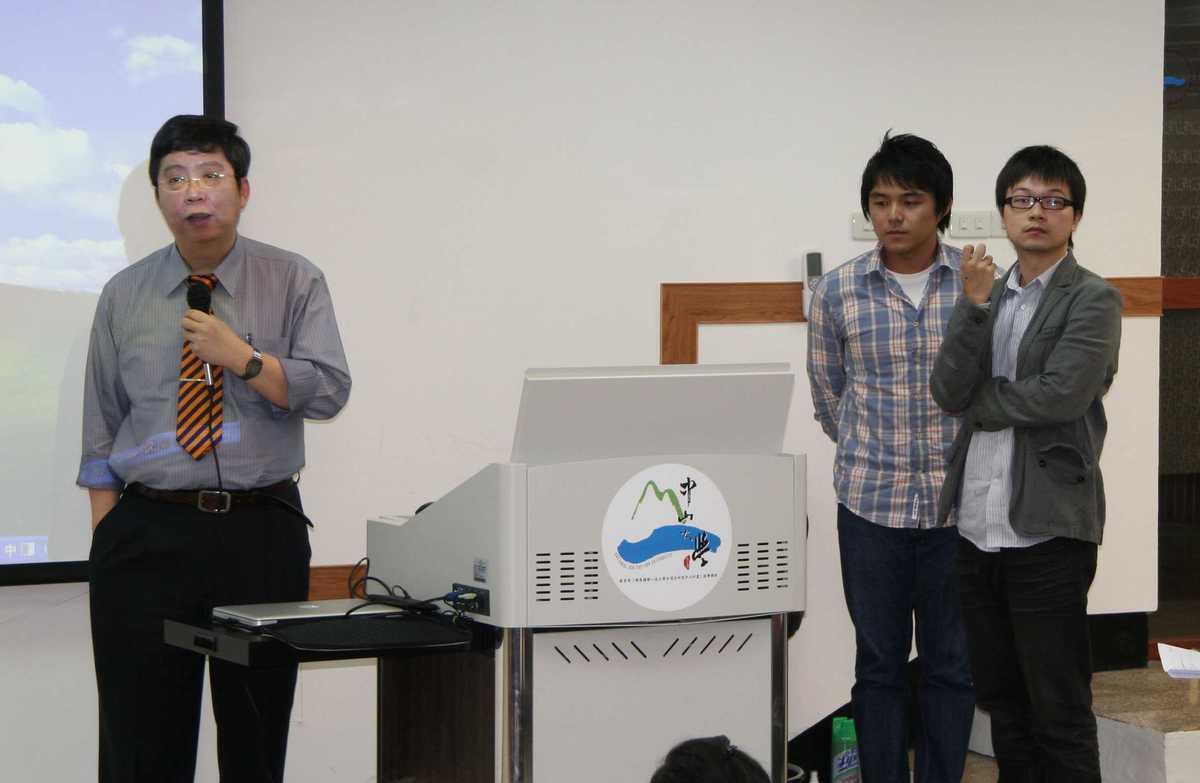 劉賓陽老師及助教和參與同學為大家說明課程及成果(另開新視窗/jpg檔)圖片