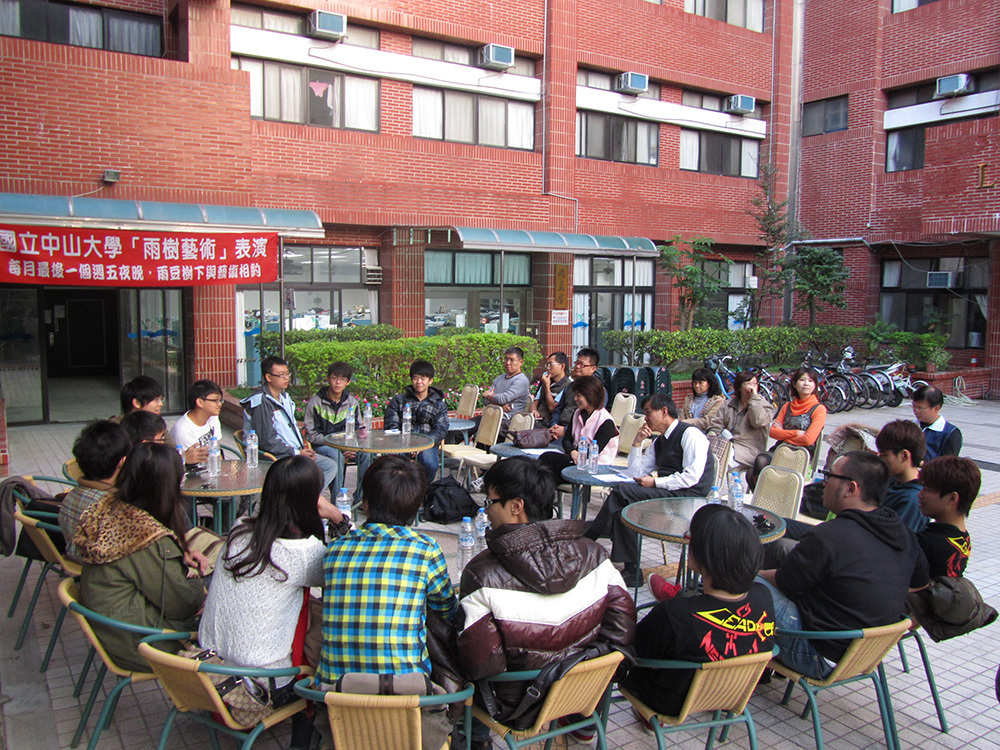 廣場前座談(另開新視窗/jpg檔)圖片