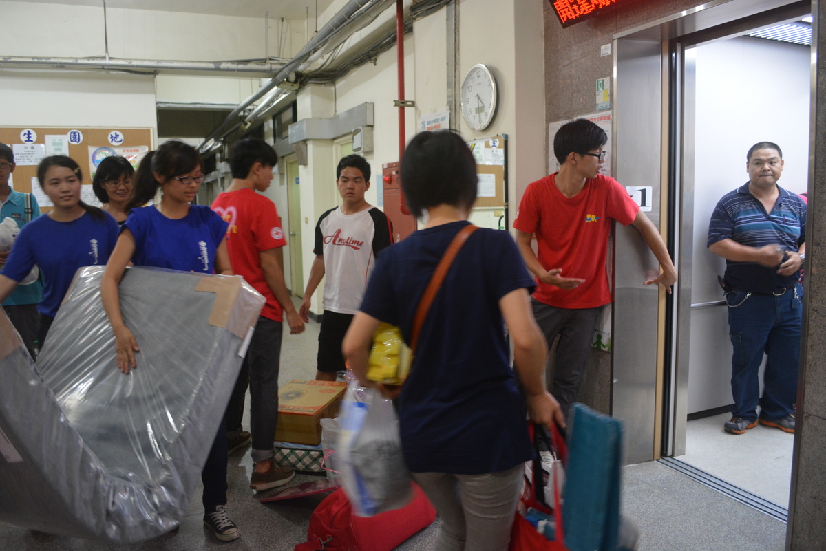 家長與新生順利上樓(另開新視窗/jpg檔)圖片