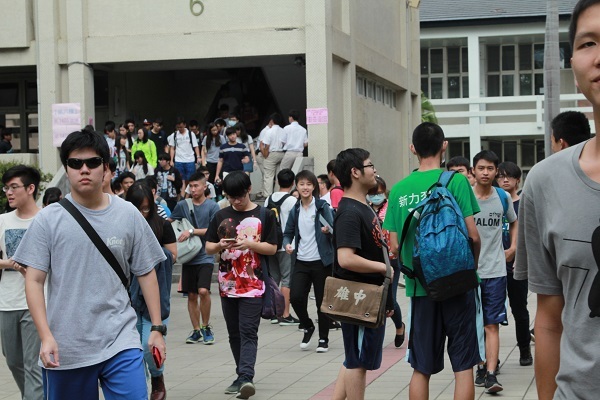 106學年度高中英聽測驗登場 考試順利結束(另開新視窗/jpg檔)圖片