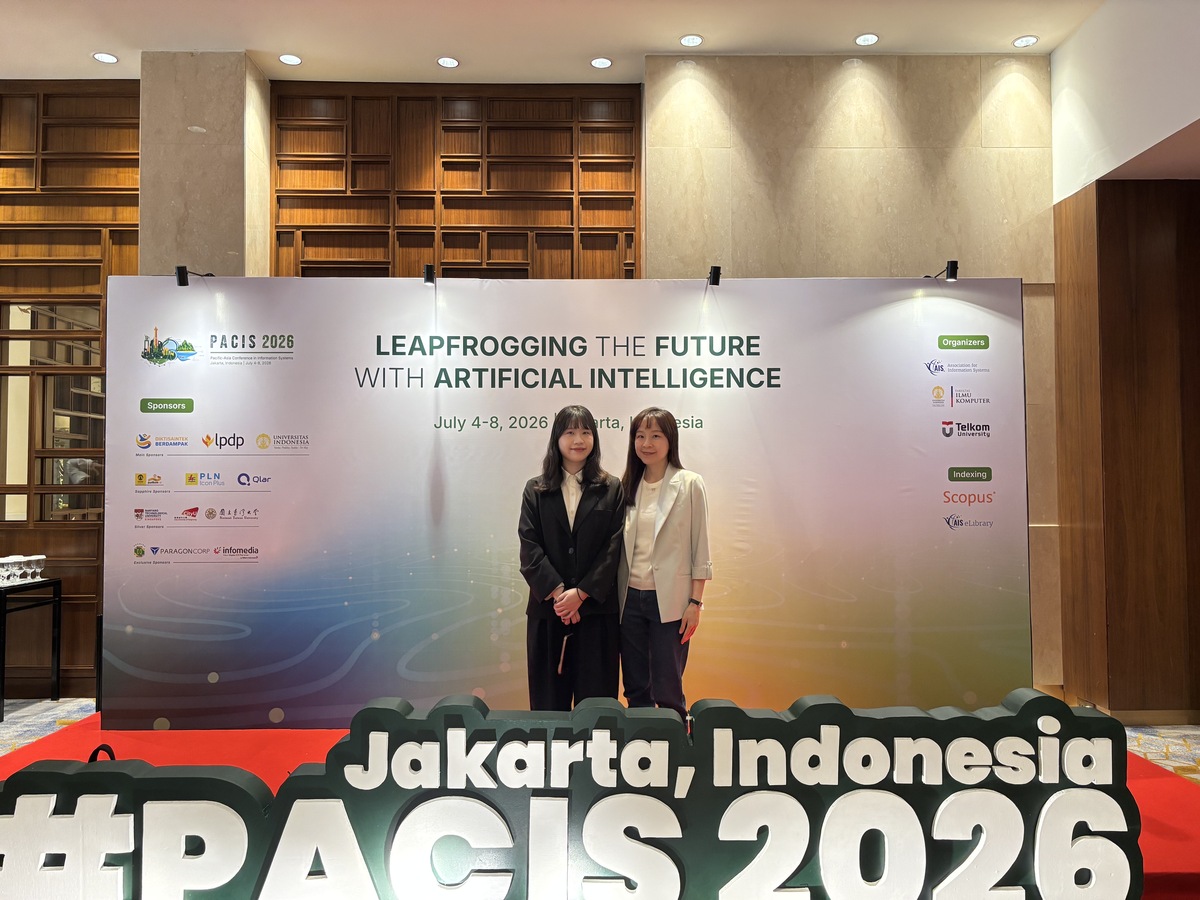 國立中山大學資管系李怡珍老師（右）與碩士班謝佳臻（左）於PACIS 2026(另開新視窗/jpg檔)圖片