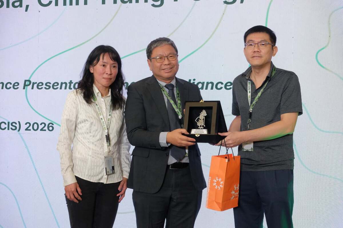 研究團隊論文榮獲PACIS 2026「Best Short Paper – Runner Up」，由香港城市大學謝俊霖教授（中）於大會頒獎典禮代表接受表揚。圖／PACIS 2026(另開新視窗/jpg檔)圖片