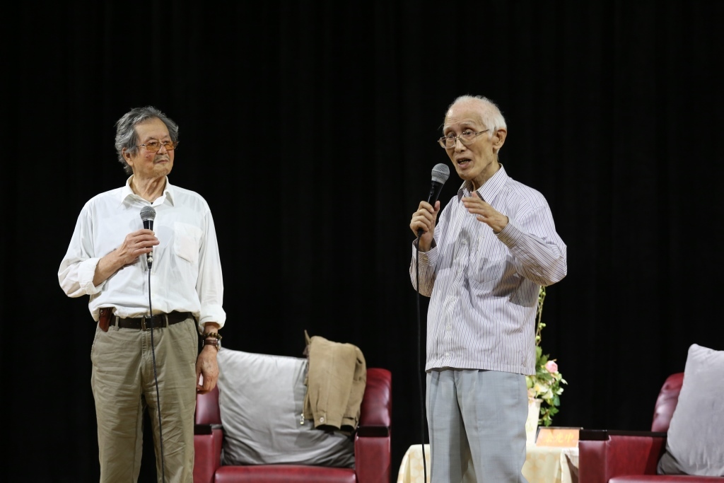 余光中(右)與黃春明(左)妙語如珠(另開新視窗/jpg檔)圖片
