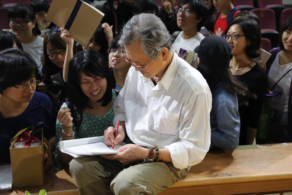 現場聽眾爭相索取黃春明簽名(另開新視窗/jpg檔)圖片