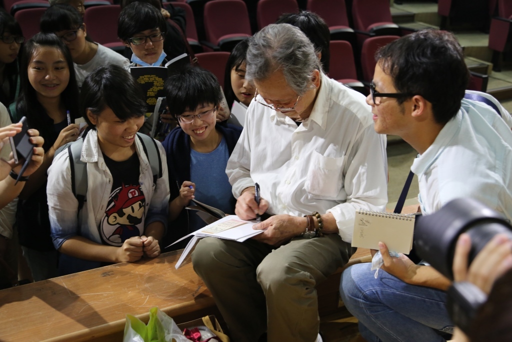 排隊索取簽名人潮不斷(另開新視窗/jpg檔)圖片