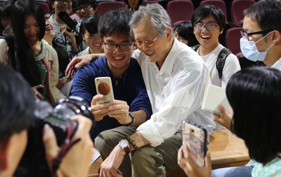 同學拿出手機邀黃春明入鏡自拍(另開新視窗/jpg檔)圖片