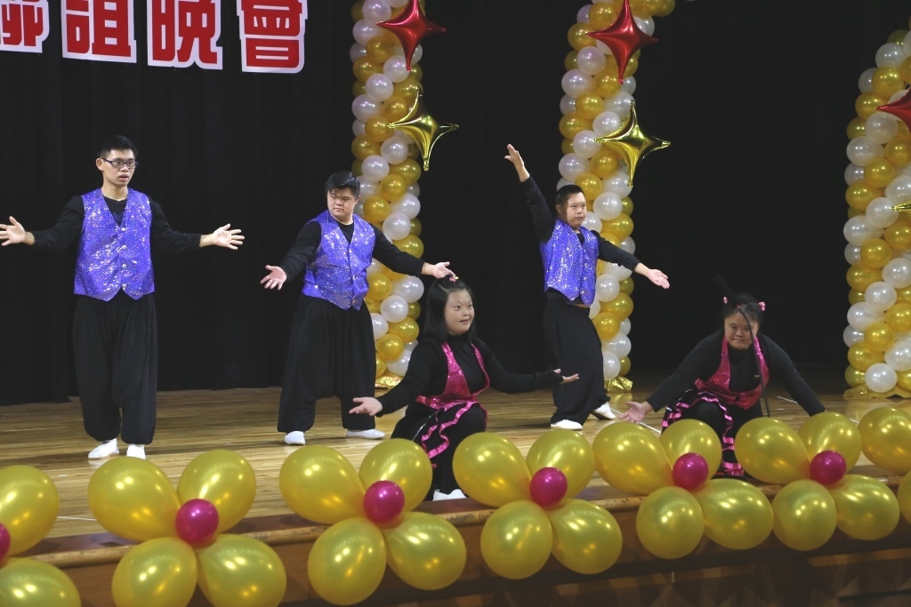 堂寶寶表演(另開新視窗/jpg檔)圖片