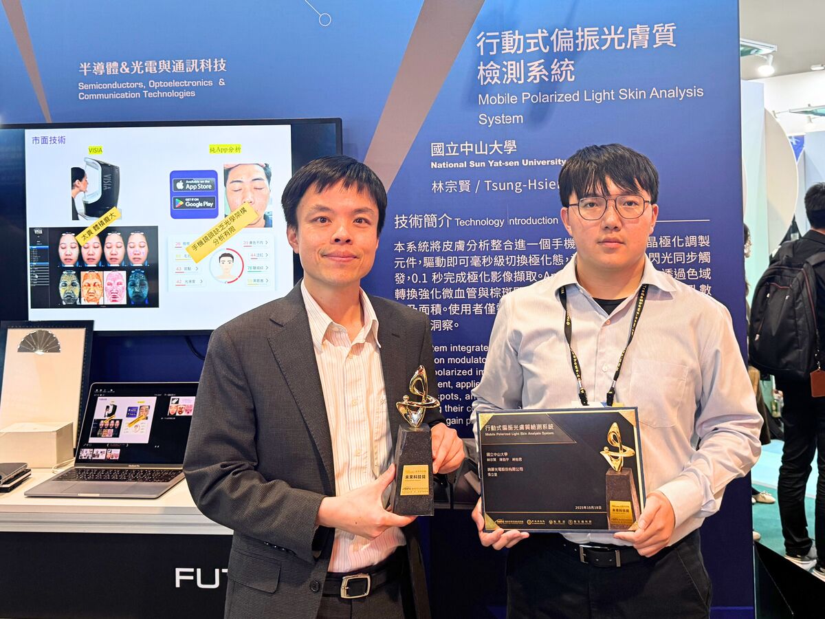 民眾只需將手機裝入專用外殼、一鍵拍攝，即可0.1秒取得微血管、棕斑、痘痘與細紋等專業級膚質指標。(另開新視窗/jpg檔)圖片