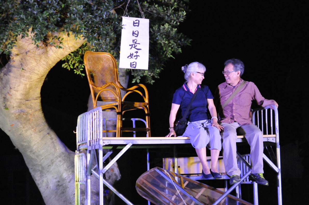 戲劇落幕後，居民於舞台合影(另開新視窗/jpg檔)圖片
