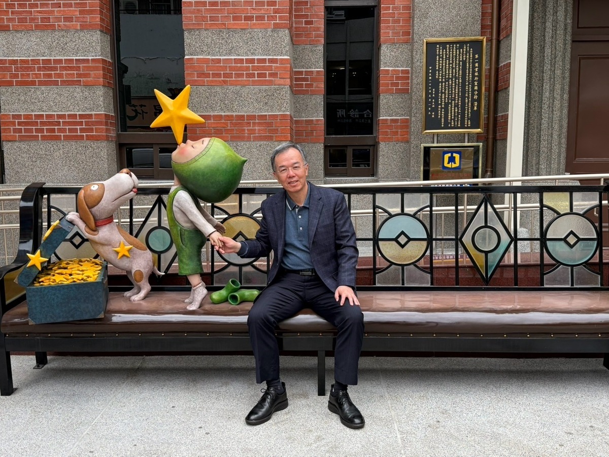 第一銀行攜手幾米團隊推出主題裝置藝術《忘記親一下．時空旅行》，隨著宜蘭分行古蹟建築修復，人氣主題裝置藝術也於分行戶外療癒登場。(另開新視窗/jpg檔)圖片