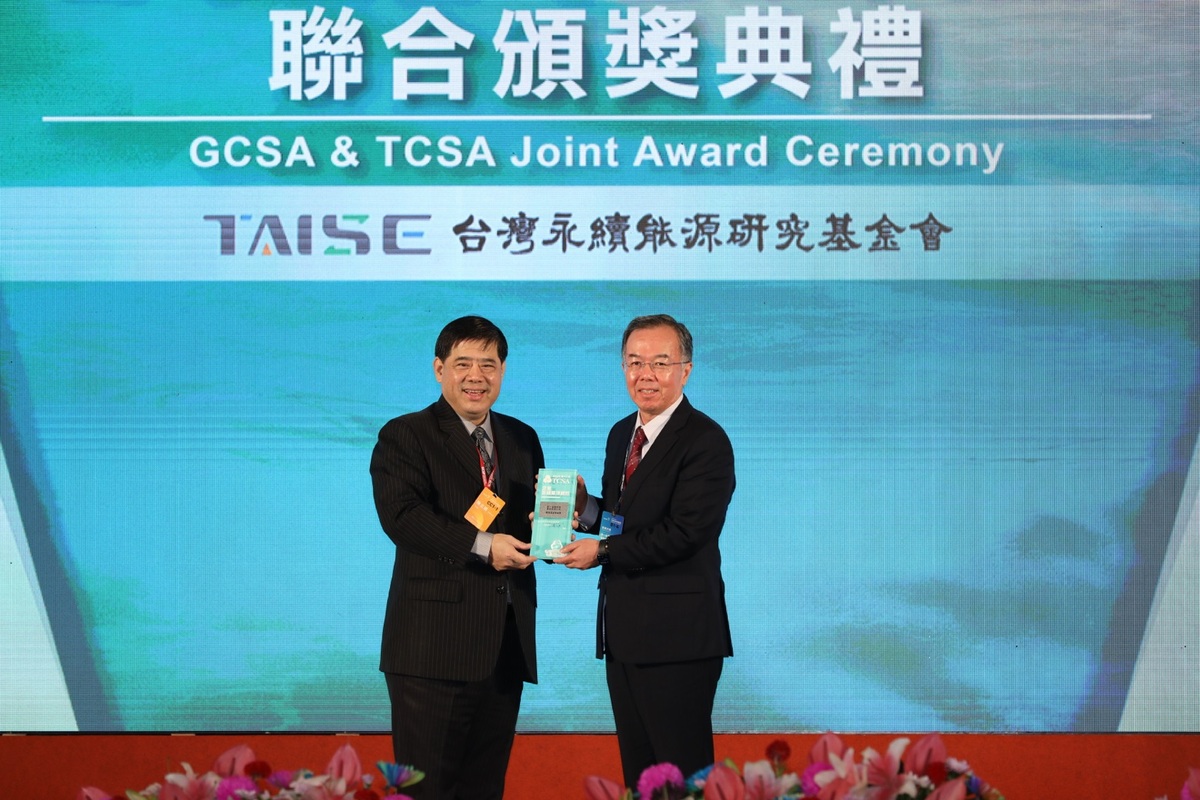 由外交部常務次長陳立國（左）頒發獎座予方螢基總經理（右）。(另開新視窗/jpg檔)圖片