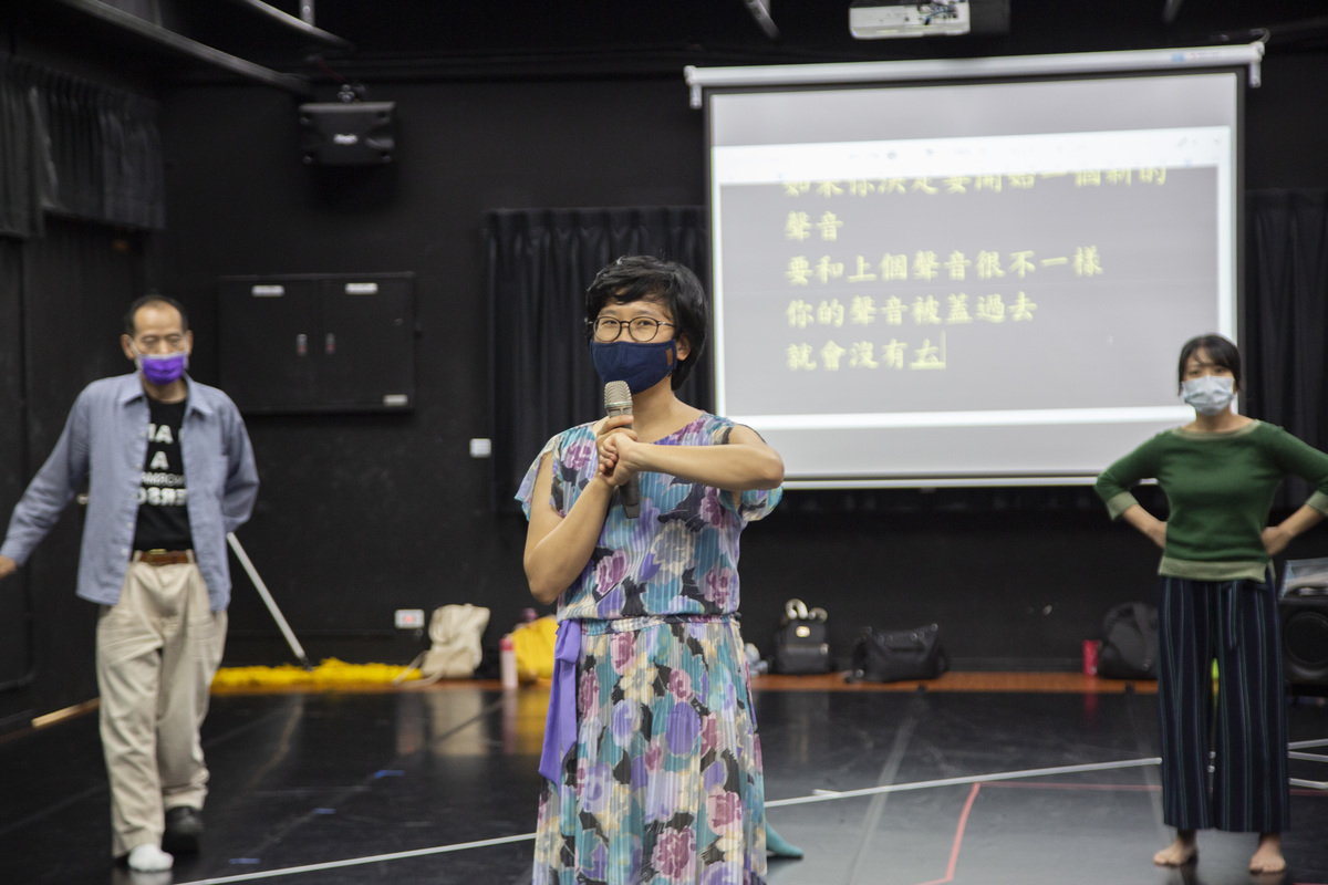 現場字幕由高雄聲暉協會提供聽打服務，幫助聾人學員能夠同步接收到老師指令。(另開新視窗/jpg檔)圖片