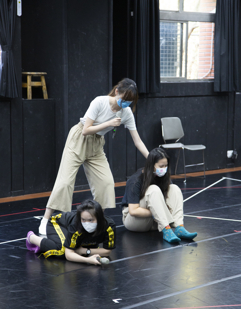 劇團的身障學員搭配中山大學的學生共同即興，透過不同方式製造聲響。(另開新視窗/jpg檔)圖片