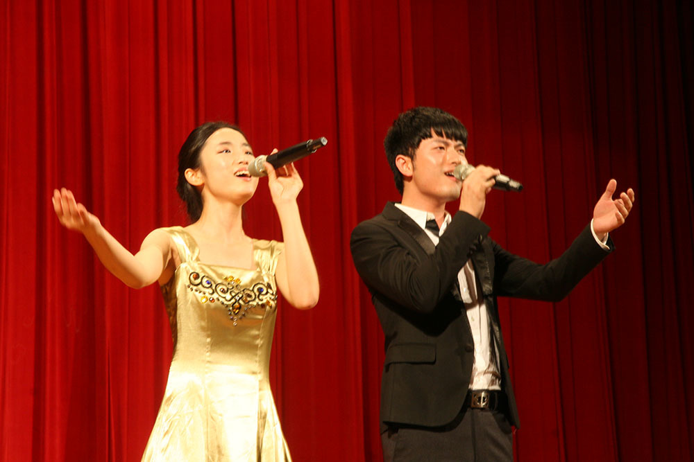 北大合唱團表演〈美麗的草原我的家〉(另開新視窗/jpg檔)圖片