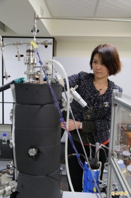中山大學化學系助理教授王家蓁研發「新一代多功能氣膠檢測儀」，新穎氣膠探測技術獨步全球，成果發表在頂尖國際期刊。（記者方志賢攝）(另開新視窗/jpg檔)圖片
