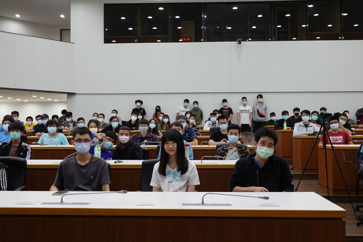 圖靈鏈科技創辦人李婷婷（第一排中）對中山大學學生分享VR科技。(另開新視窗/jpg檔)圖片