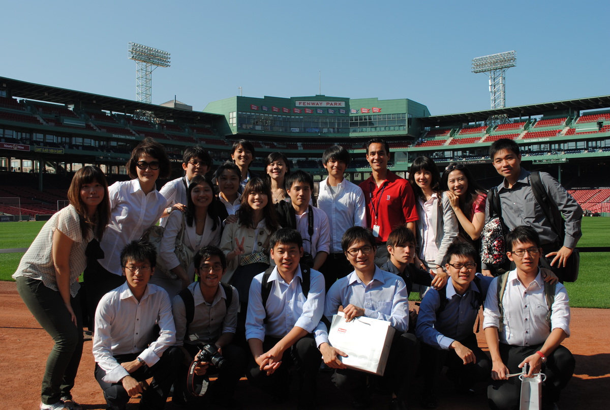 在Boston Fenway Park棒球場與Red Sox經理合照（穿紅衣戴墨鏡者）(另開新視窗/jpg檔)圖片