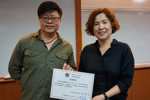 資管系林芬慧教授致贈奧可森執行長王樑華感謝狀(另開新視窗/jpg檔)圖片