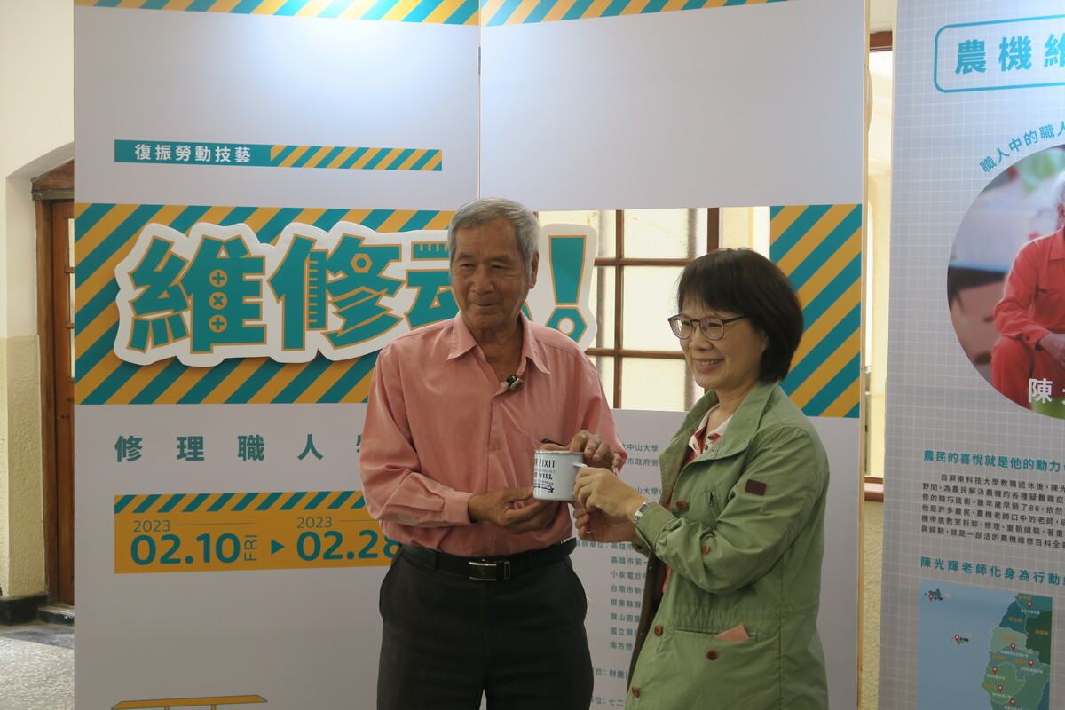 中山大學楊靜利學務長（右）代英國創意藝術大學永續設計中心創辦人Martin Charter致送紀念杯給陳光輝老師(另開新視窗/jpg檔)圖片