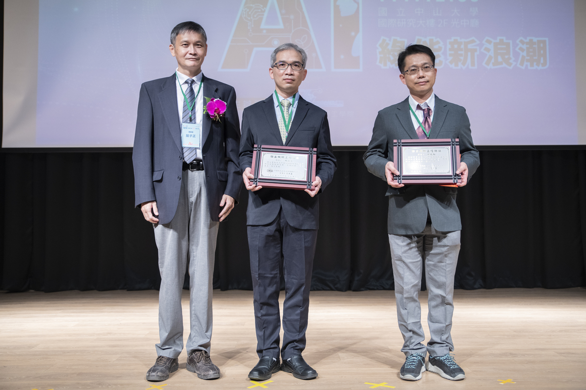中國機械工程學會高雄市分會屈子正理事長（左）頒發傑出機械工程師獎(另開新視窗/jpg檔)