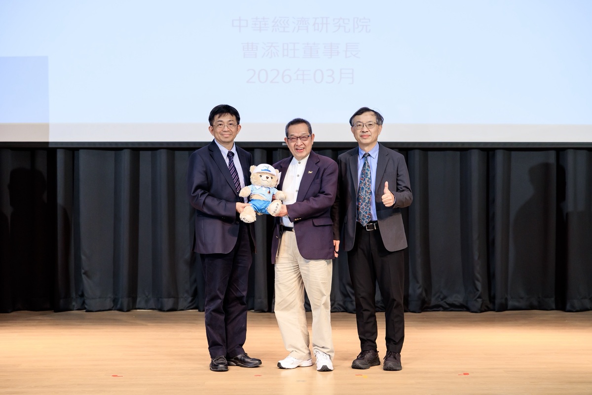 左起中山大學校長李志鵬、中經院董事長曹添旺、中山大學主任祕書兼半導體學院代理院長李慶男(另開新視窗/jpg檔)圖片