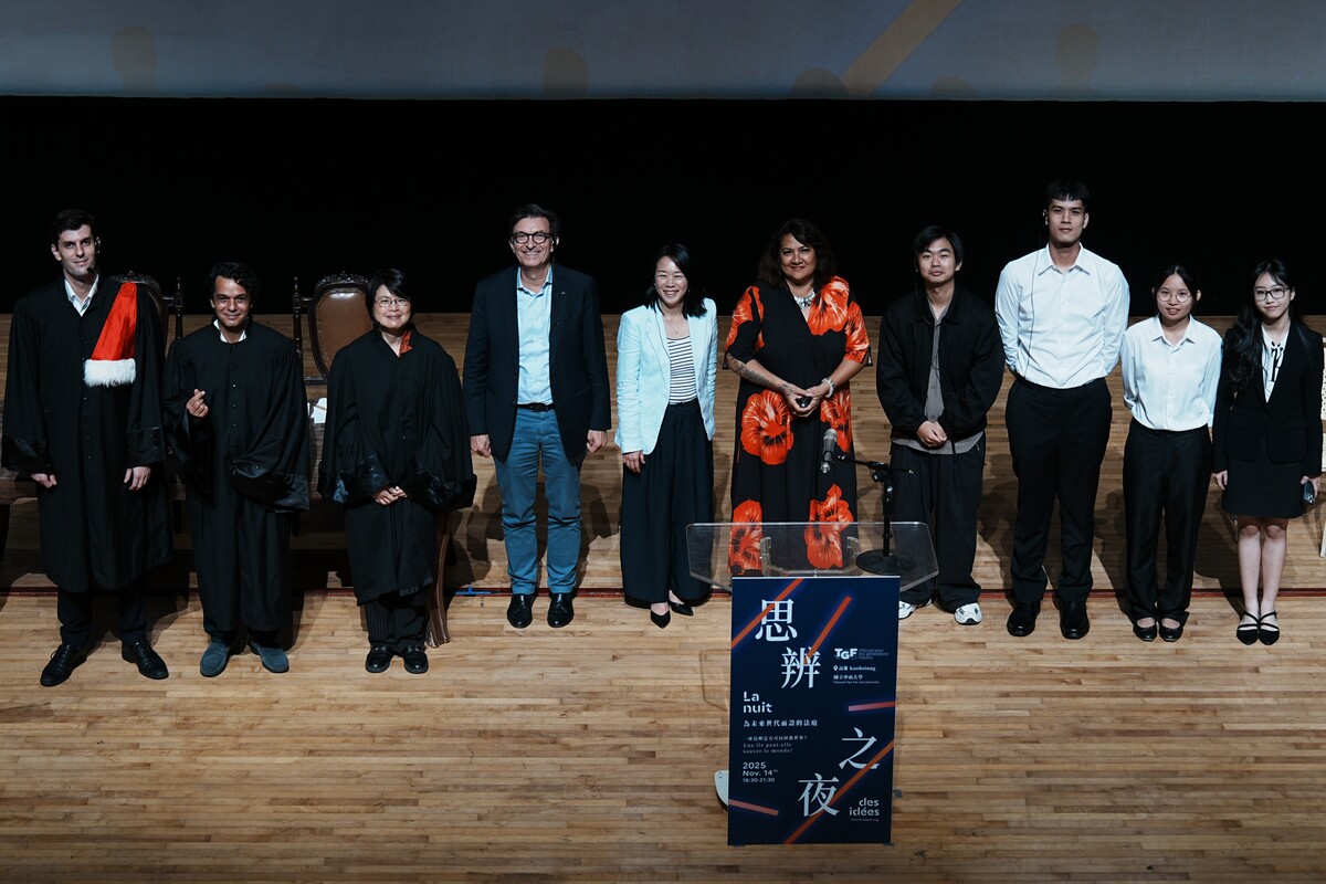 法庭成員與陪審團合影(另開新視窗/jpg檔)圖片