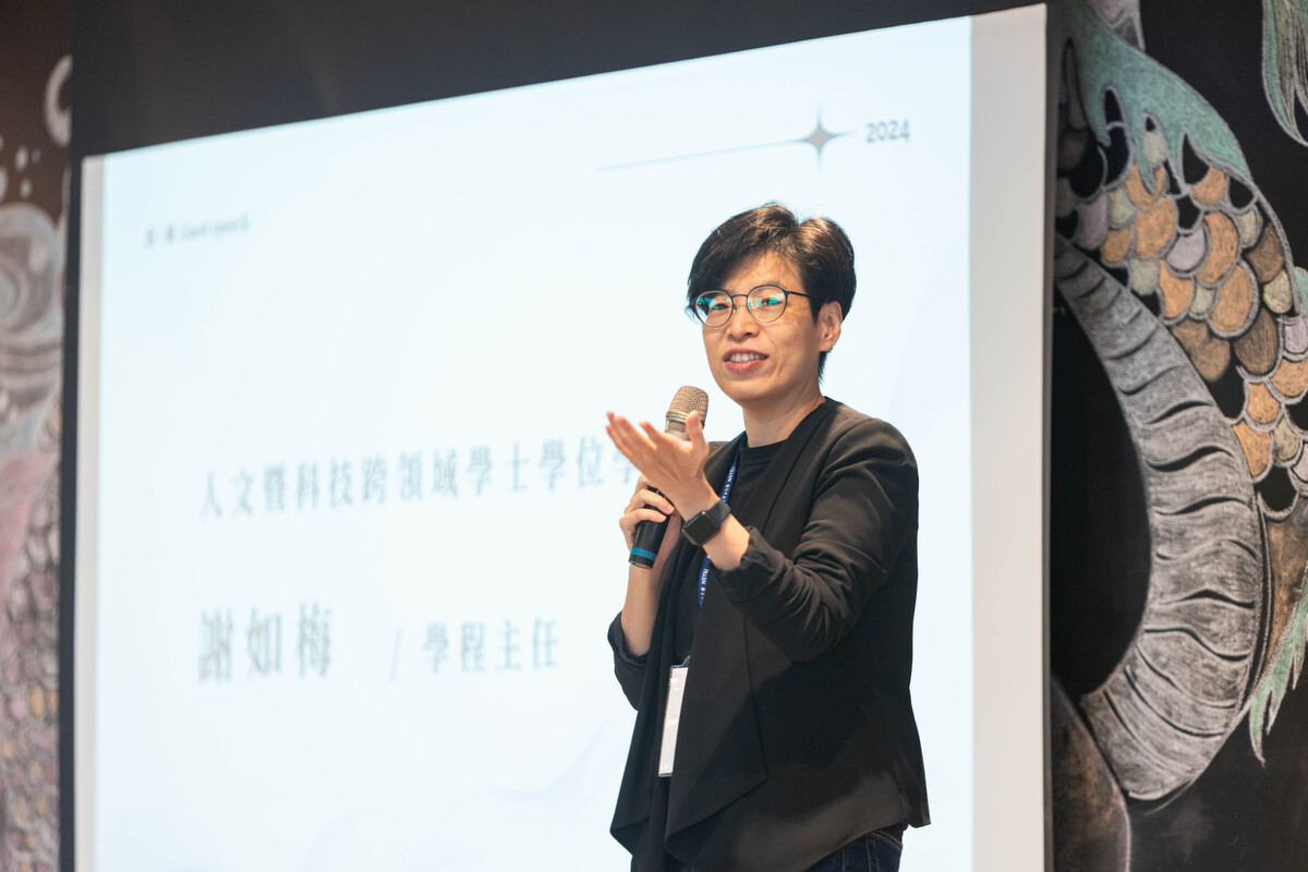 時任學程主任的謝如梅副教授於「流域」成果展致詞(另開新視窗/jpg檔)圖片