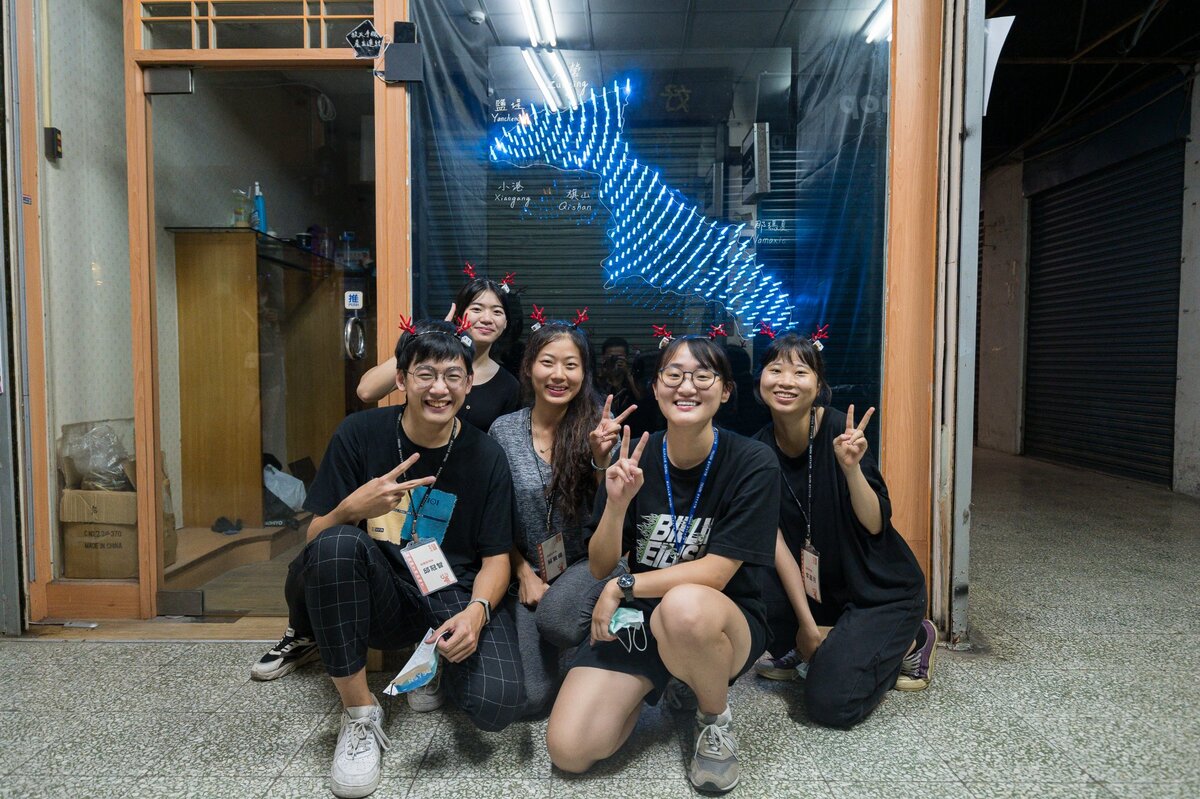 人科學程學生創作「鹽夏不夜埕」燈光裝置藝術(另開新視窗/jpg檔)圖片