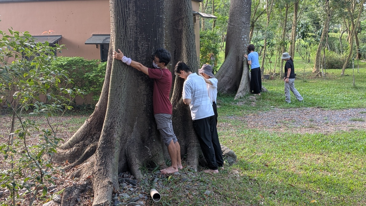 國立中山大學氣膠科學研究中心與沐雨鍾林正念教育學苑攜手合作,舉辦「小宇宙與大自然的約會」生態身心靈系列工作坊。(另開新視窗/jpg檔)圖片