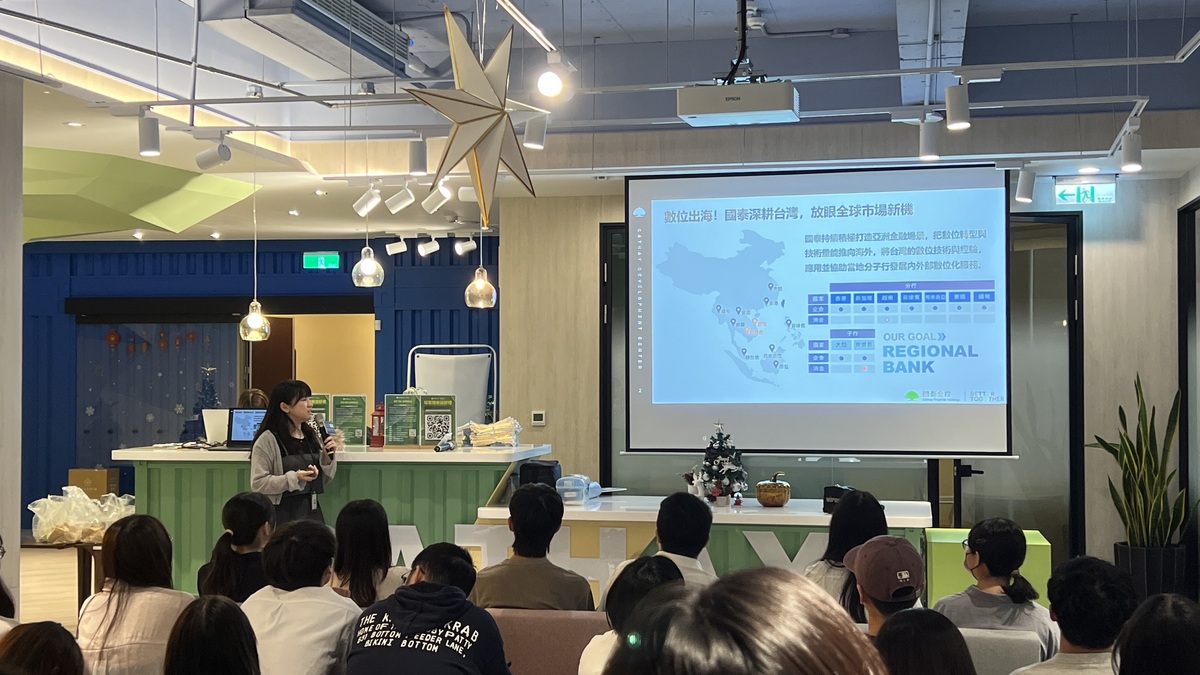 高雄資訊開發中心團隊說明中心發展及海外布局策略(另開新視窗/jpg檔)圖片