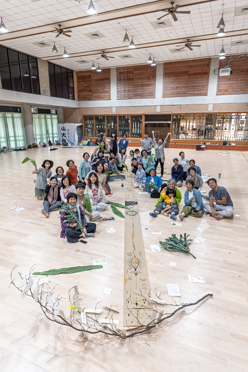 土地繆思慶祝會，學員在三天採集所累積的果實花園裡，唱詩歌送給土地。(另開新視窗/jpg檔)圖片