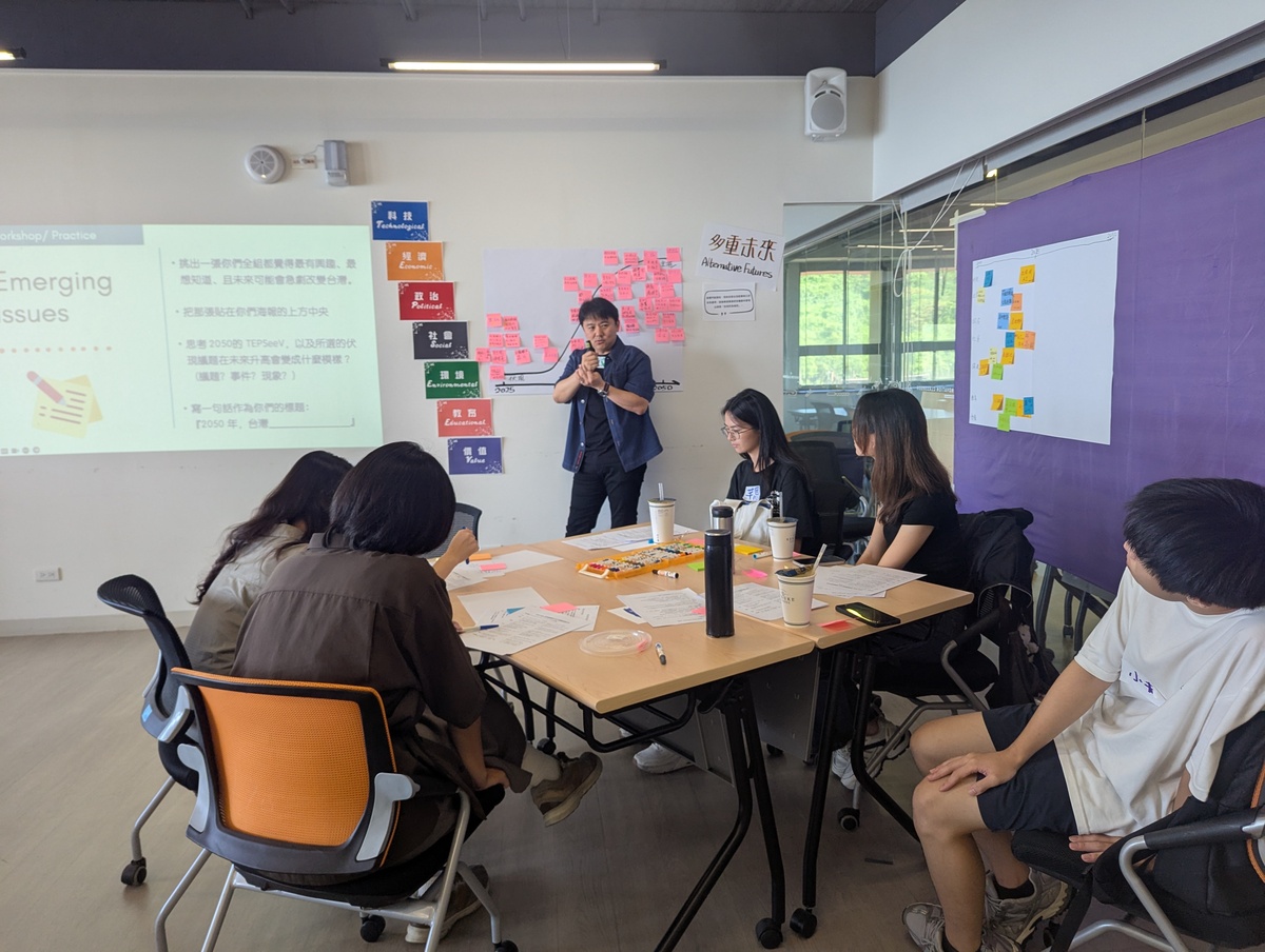 講師帶領學員反思浮現議題分析結果(另開新視窗/jpg檔)圖片