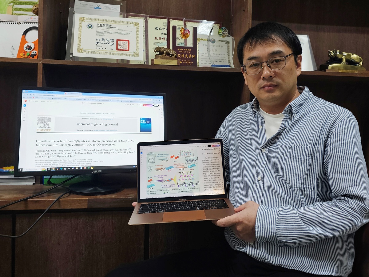 國立中山大學光電工程學系副教授李炫錫研究團隊研發新型光觸媒技術，可高效將二氧化碳轉化為一氧化碳，並同時達減碳與產出再生能源雙重功效，研究成果登上國際知名頂尖期刊「化學工程」（Chemical Engineering Journal）。(另開新視窗/jpg檔)圖片