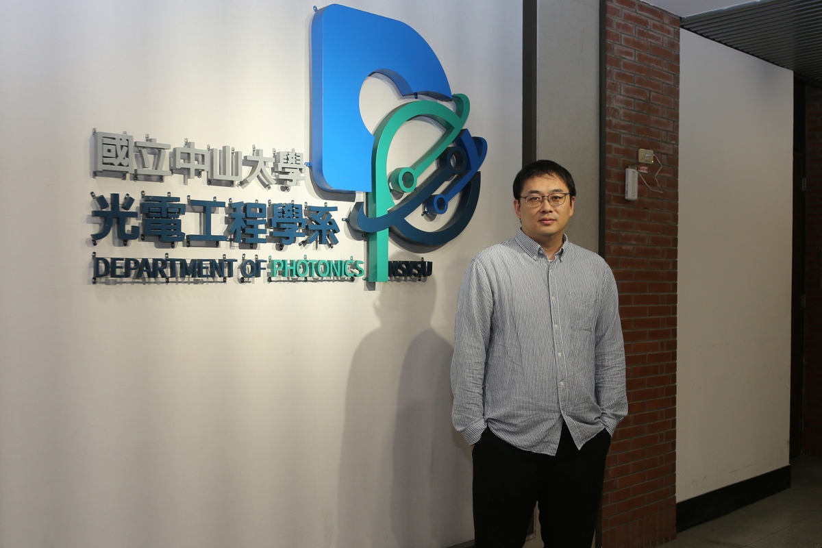 國立中山大學光電工程學系副教授李炫錫研究團隊研發新型光觸媒技術，大幅降低材料成本，二氧化碳捕獲能力與電荷轉移效率100%，可望有效減緩碳排與全球暖化問題。(另開新視窗/jpg檔)圖片