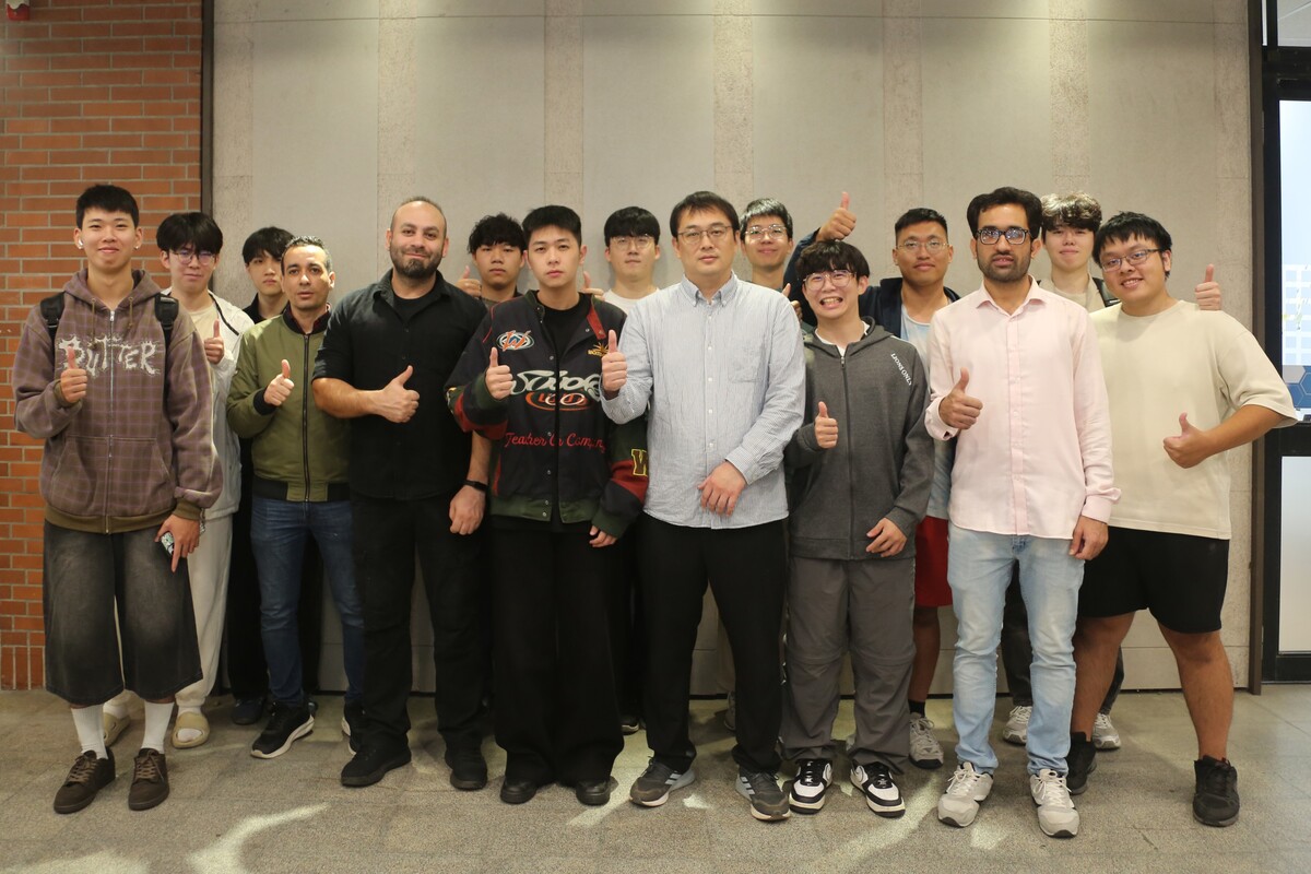 國立中山大學光電工程學系副教授李炫錫（第一排右四）與其實驗室研究團隊。(另開新視窗/jpg檔)圖片