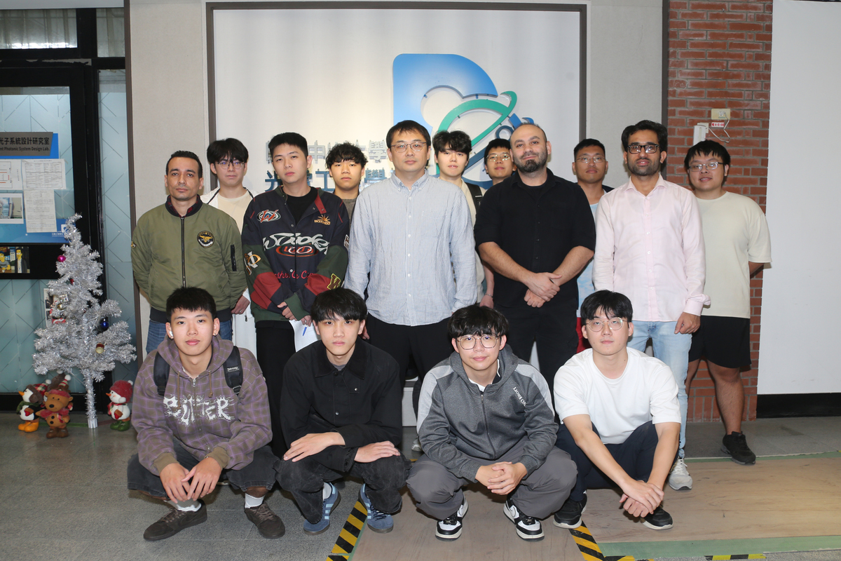 國立中山大學光電工程學系副教授李炫錫與其實驗室研究團隊。(另開新視窗/jpg檔)圖片