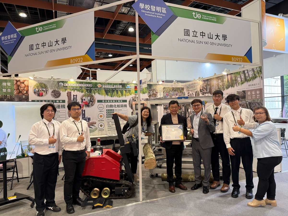 國立中山大學機械與機電工程學系特聘教授林韋至團隊與林業署合影。(另開新視窗/jpg檔)圖片