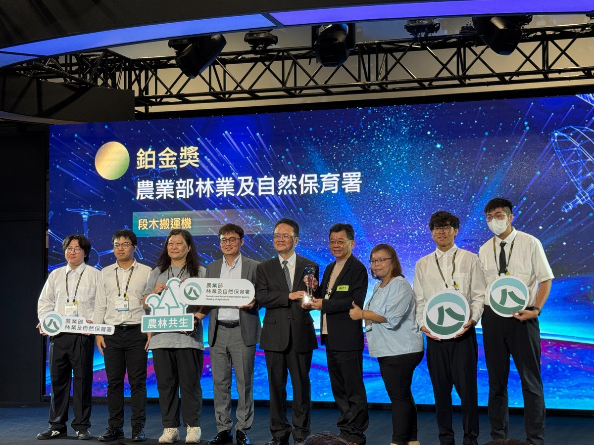 段木搬運機獲「2025台灣創新技術博覽會暨發明競賽」鉑金獎。(另開新視窗/jpg檔)圖片
