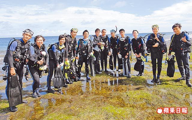 中山大學配合「夏日大學」去年開設的風帆、潛水課，很受學生歡迎。中山大學提供(另開新視窗/jpg檔)圖片