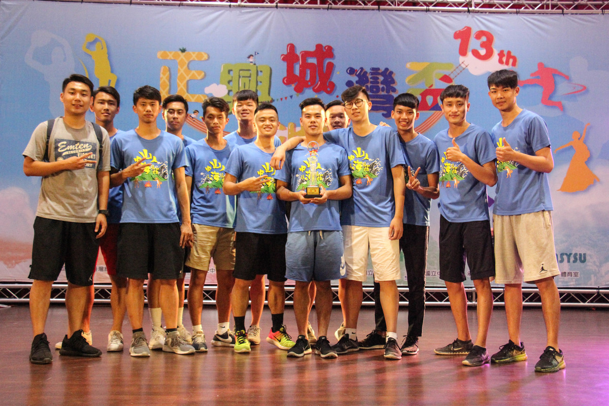 男籃冠軍合影(另開新視窗/jpg檔)圖片